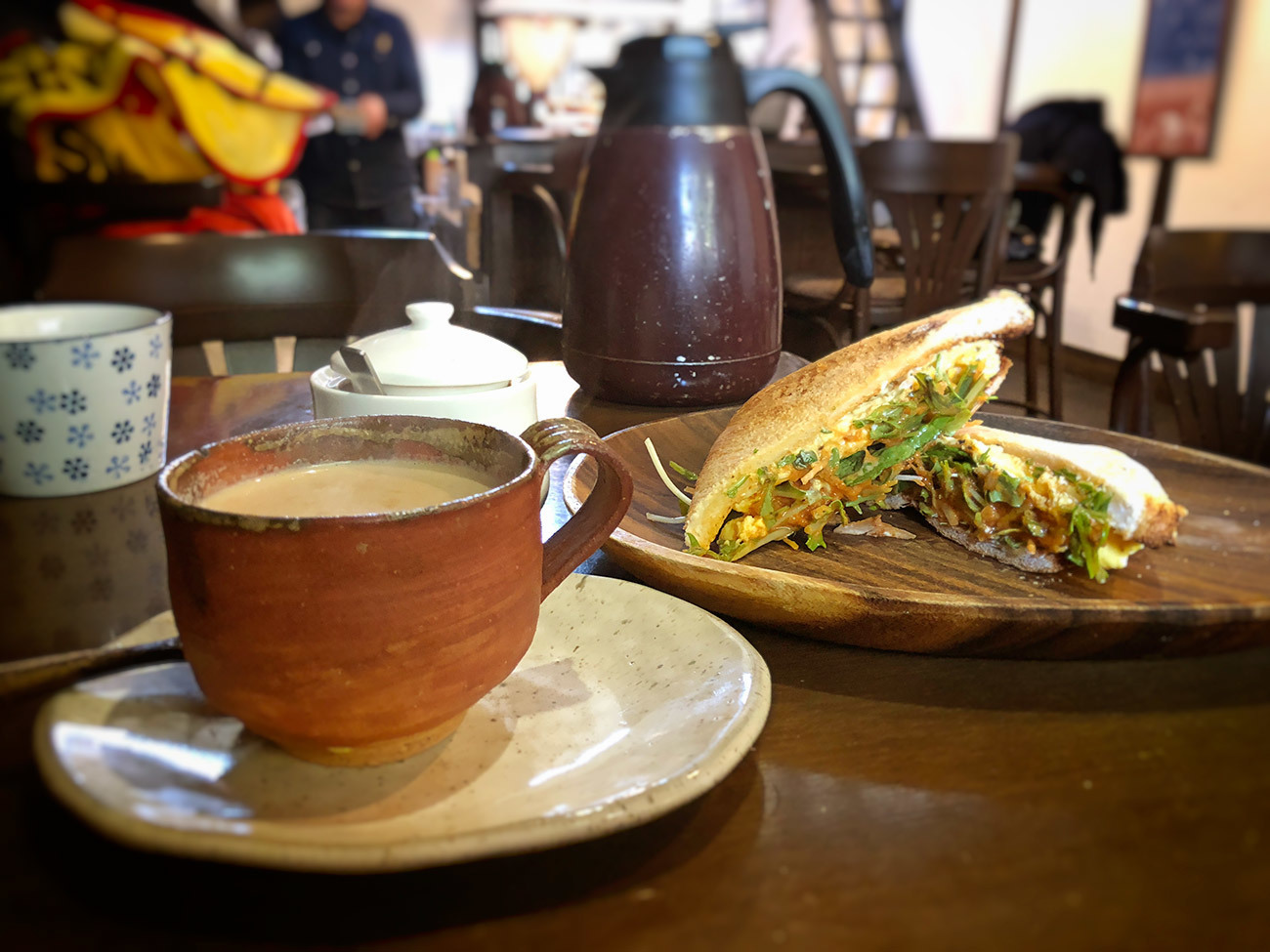 近鉄八尾駅前の長屋を改装したcafe Kukuruで卵サンドとホットチャイのモーニング 今日何食べた